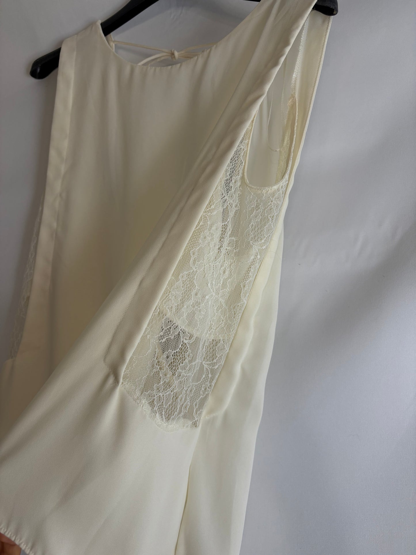 Hvid top med blonde detaljer