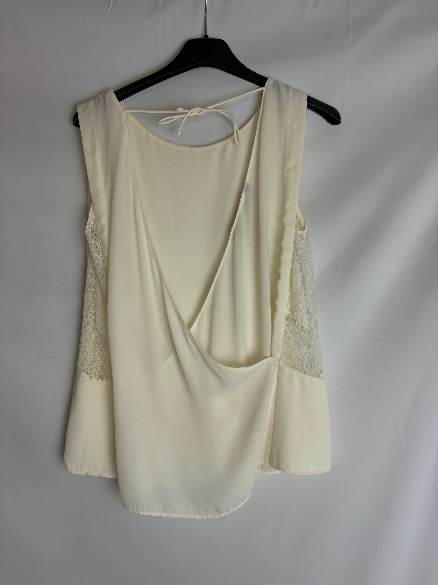 Hvid top med blonde detaljer