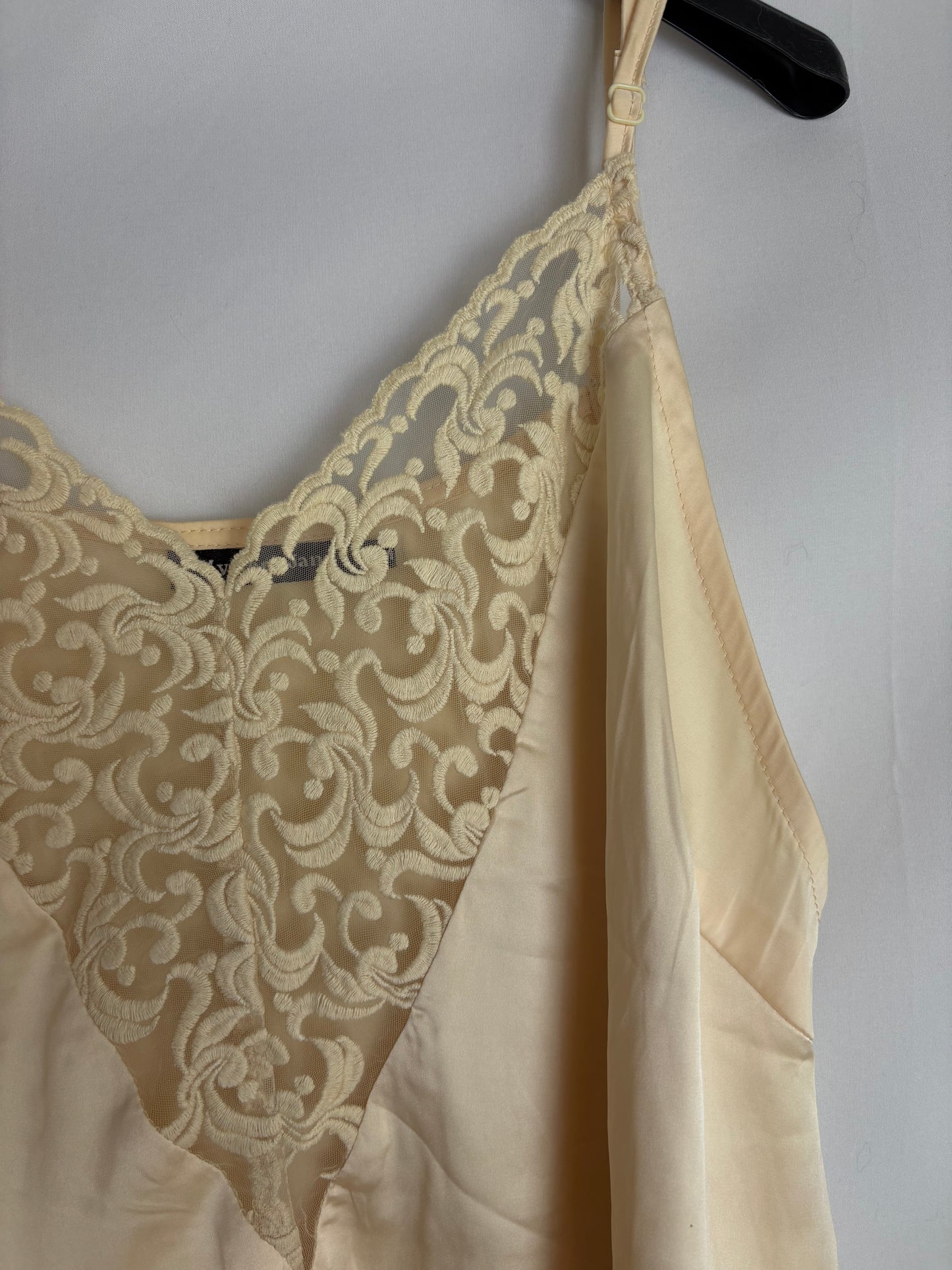 Lysegul top med blondedetaljer