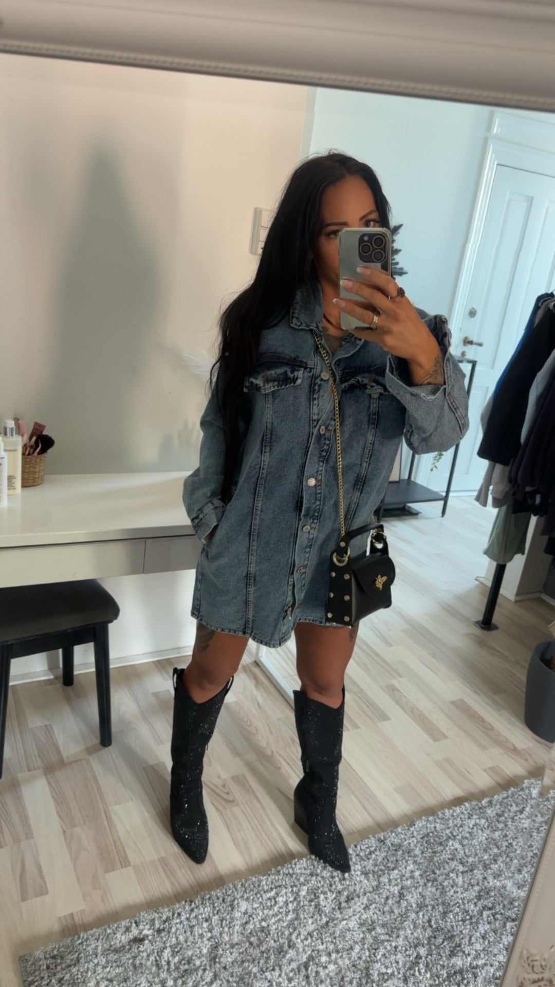 Denim kjole + rhinsten støvler + lábelle taske