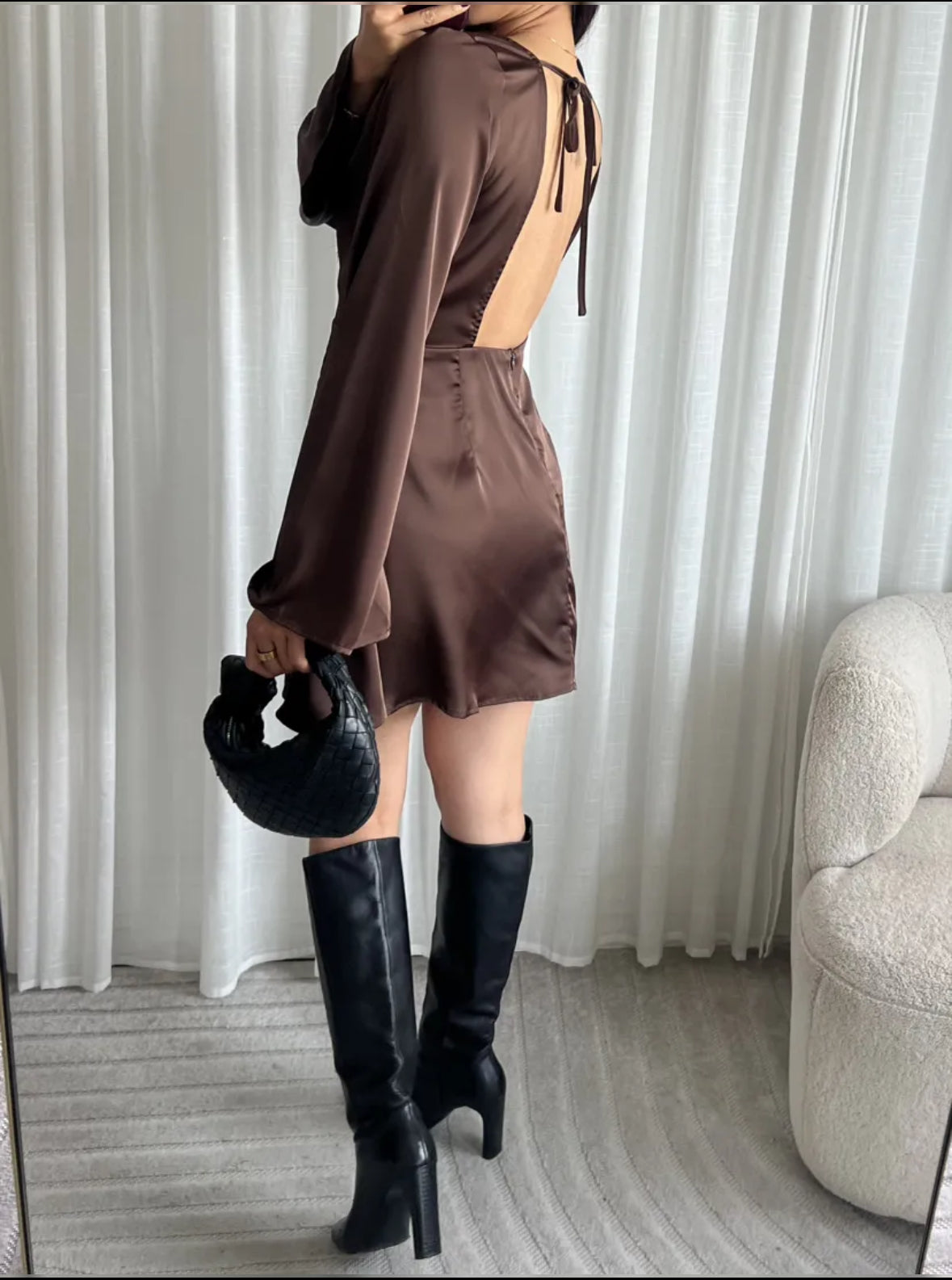 Satin kjole med åben ryg - brun