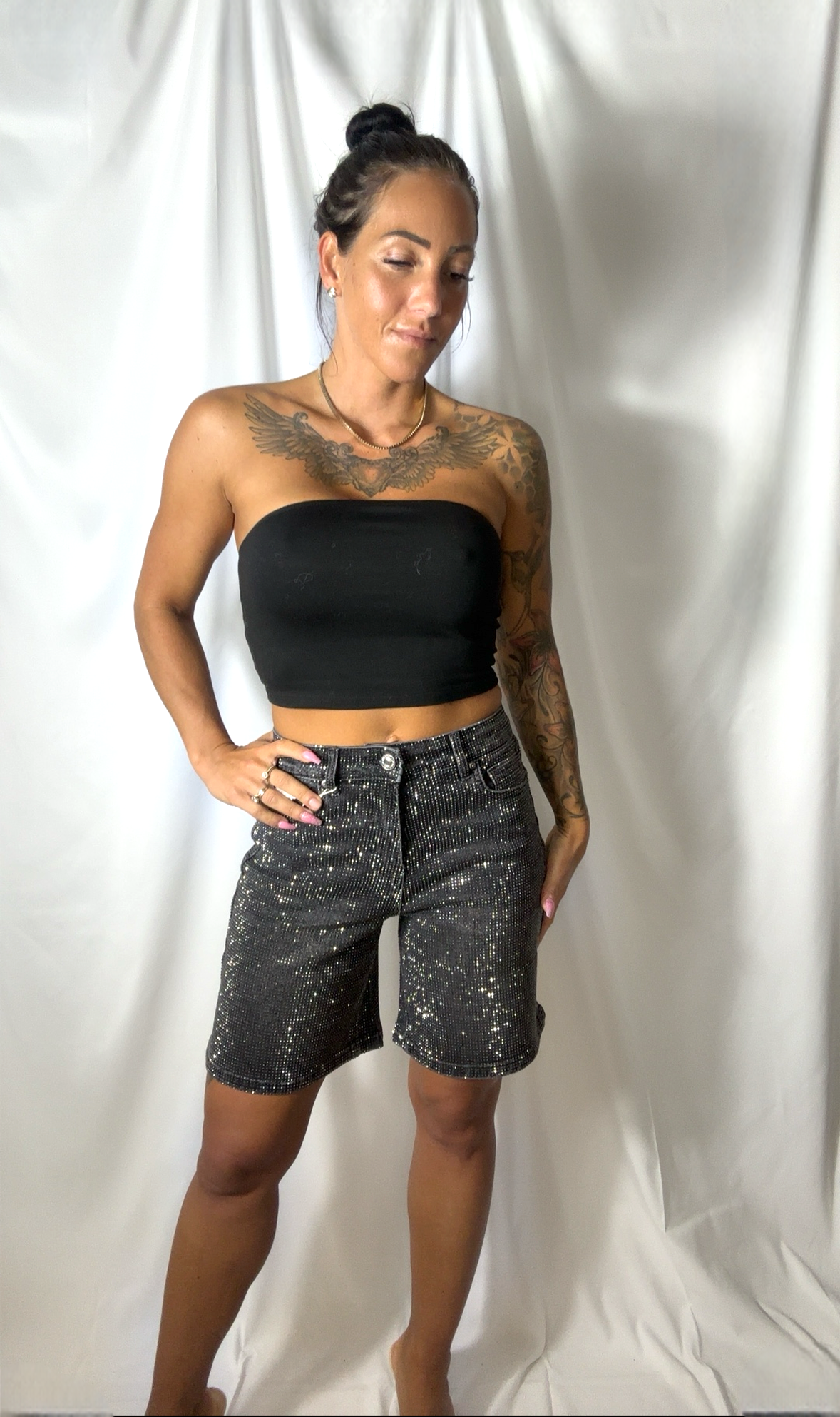 Sorte denim shorts med sten der glitrer