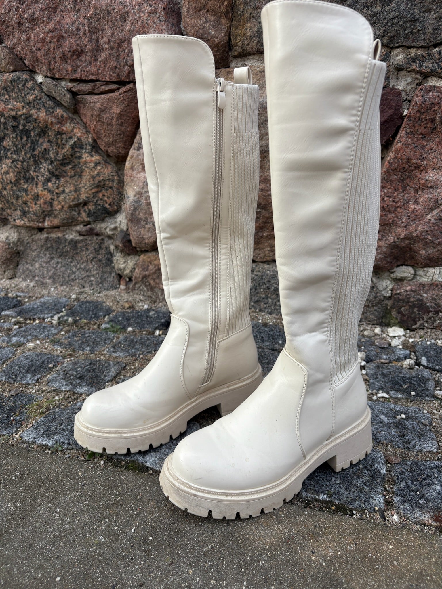 Beige elastisk støvle med let for