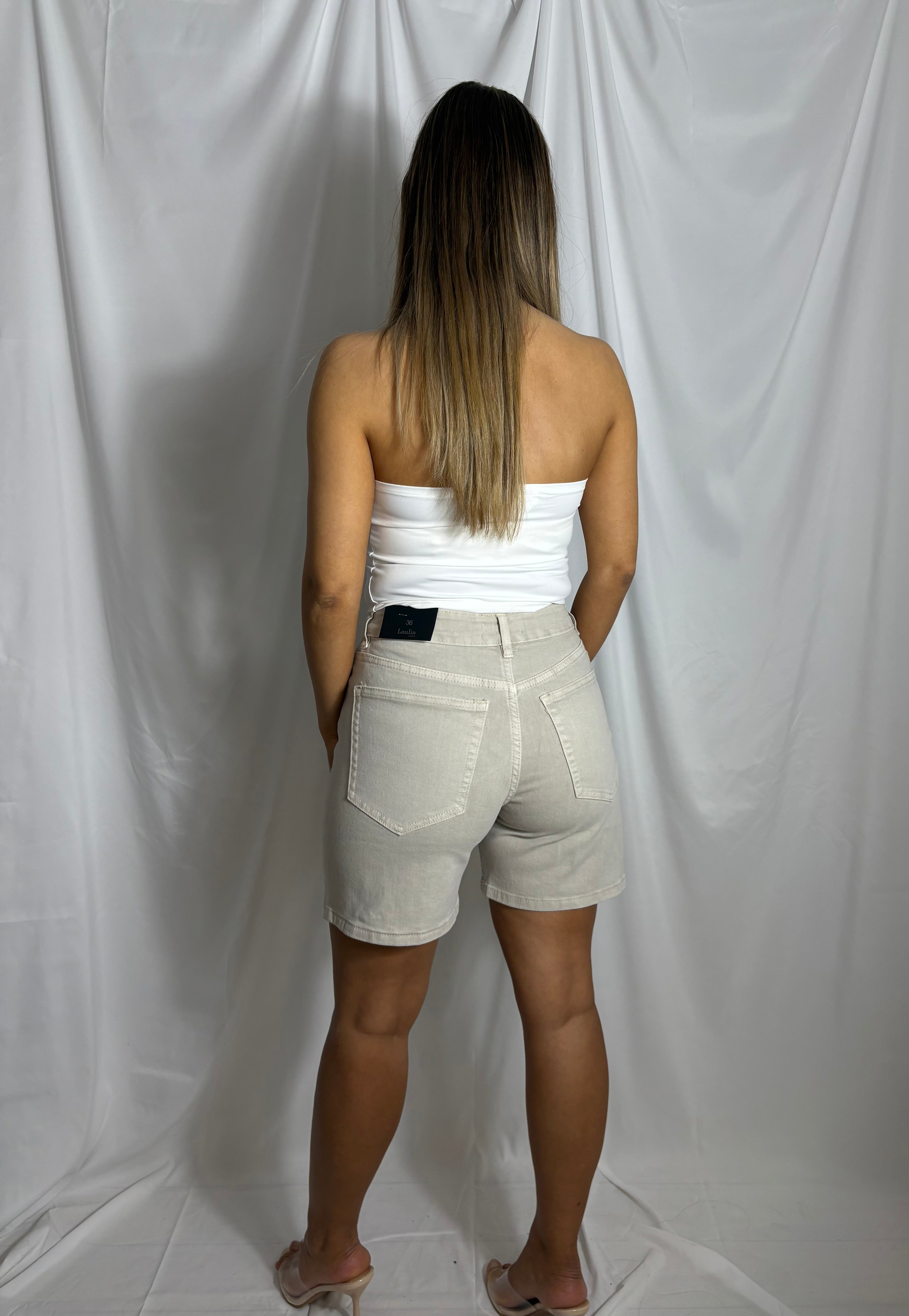 Shorts der glimtrer med sten i beige 