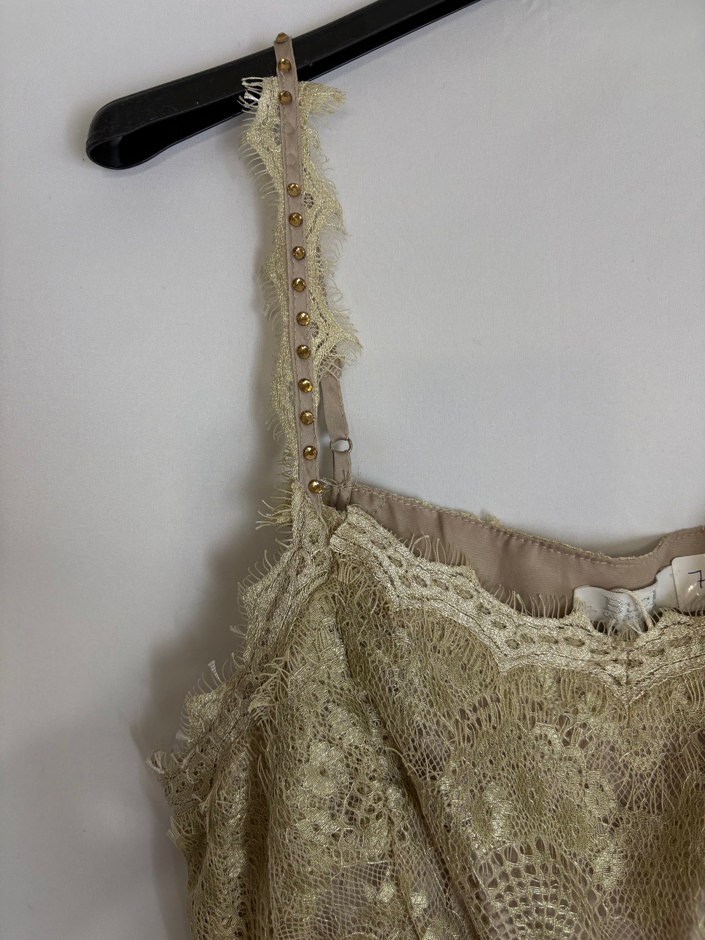 Buksedragt med blondedetaljer