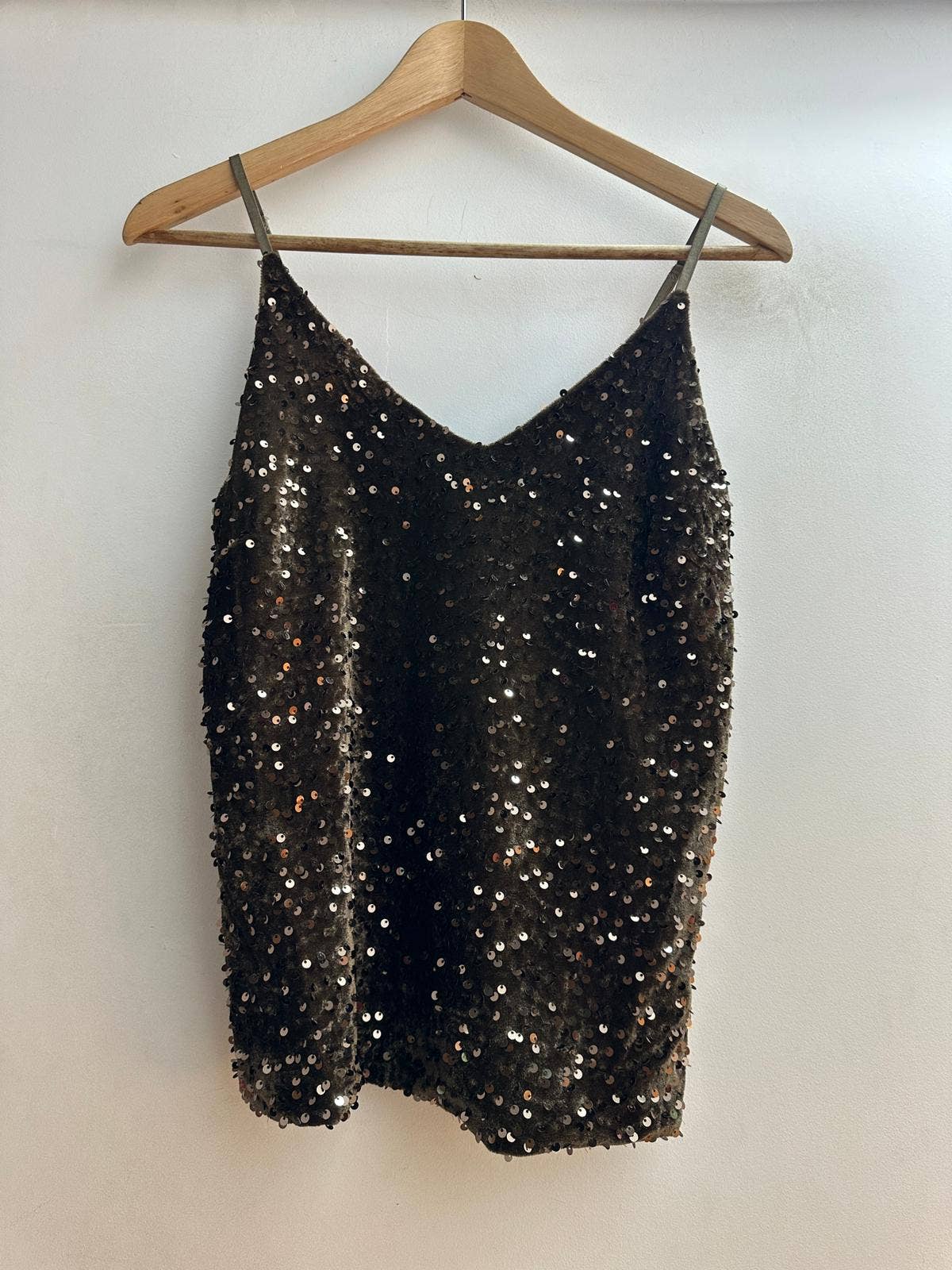 Stropbluse i fløjl med pailletter: Brun