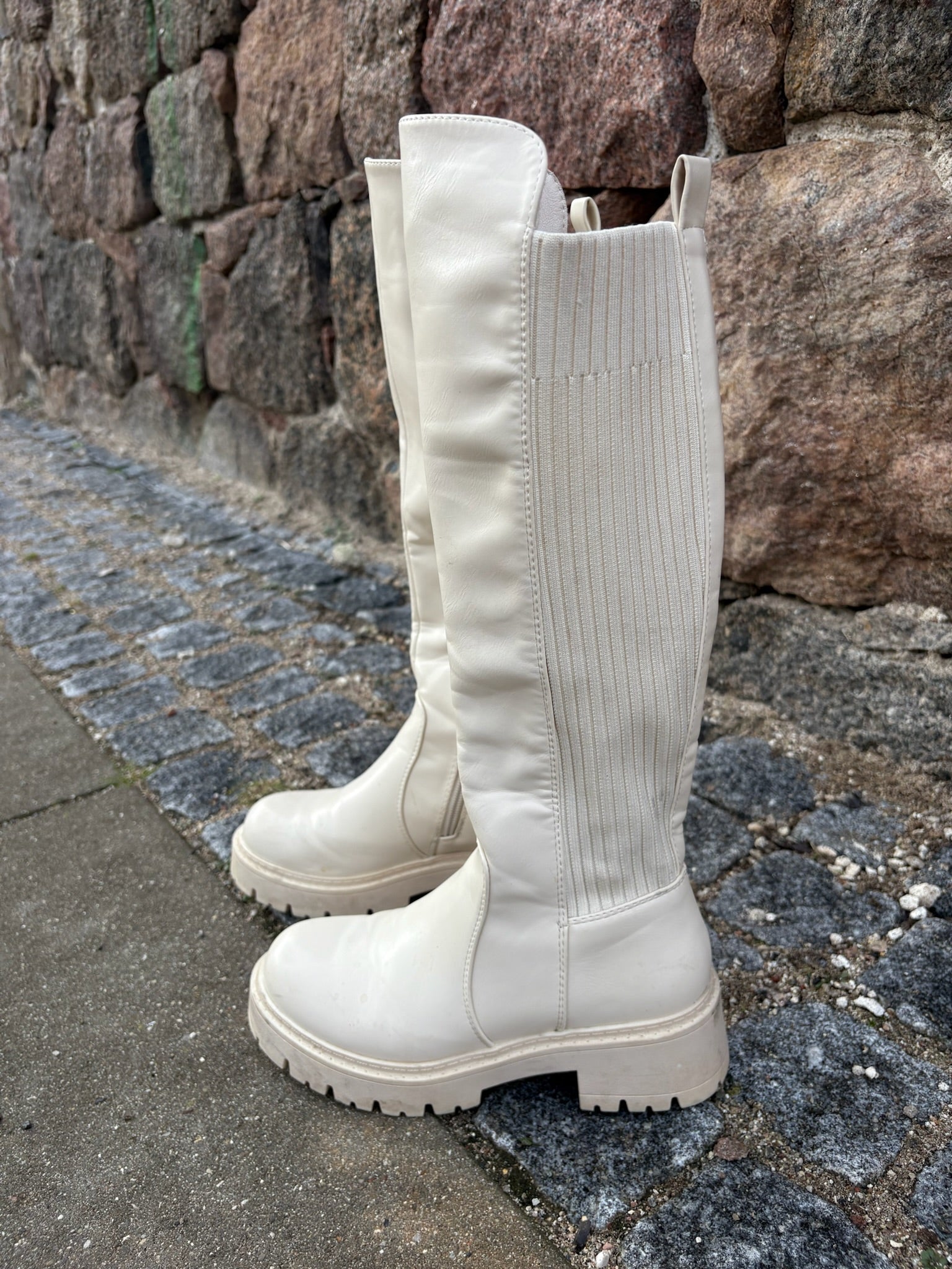 Beige elastisk støvle med let for