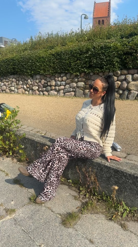 Leopard print bukser + strik cardigan med hulmønster