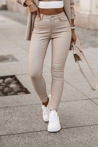 Højtaljede bukser i kunstlæder - creme