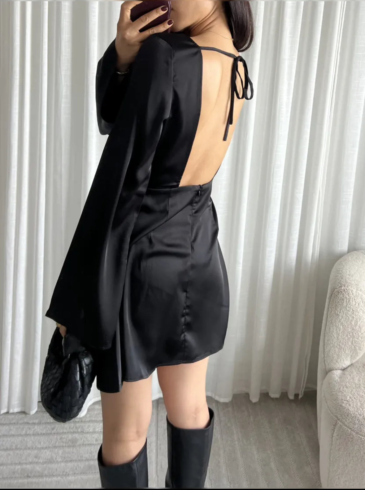 Satin kjole med åben ryg - sort