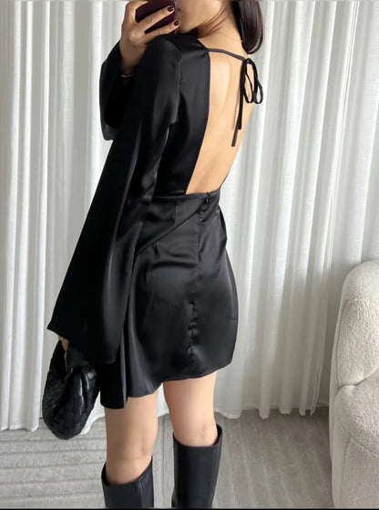 Satin kjole med åben ryg - sort