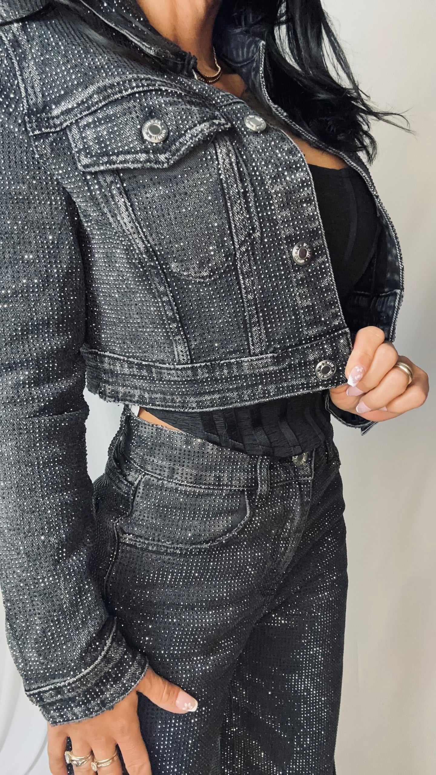 Kort denim jakke med glitter - sort
