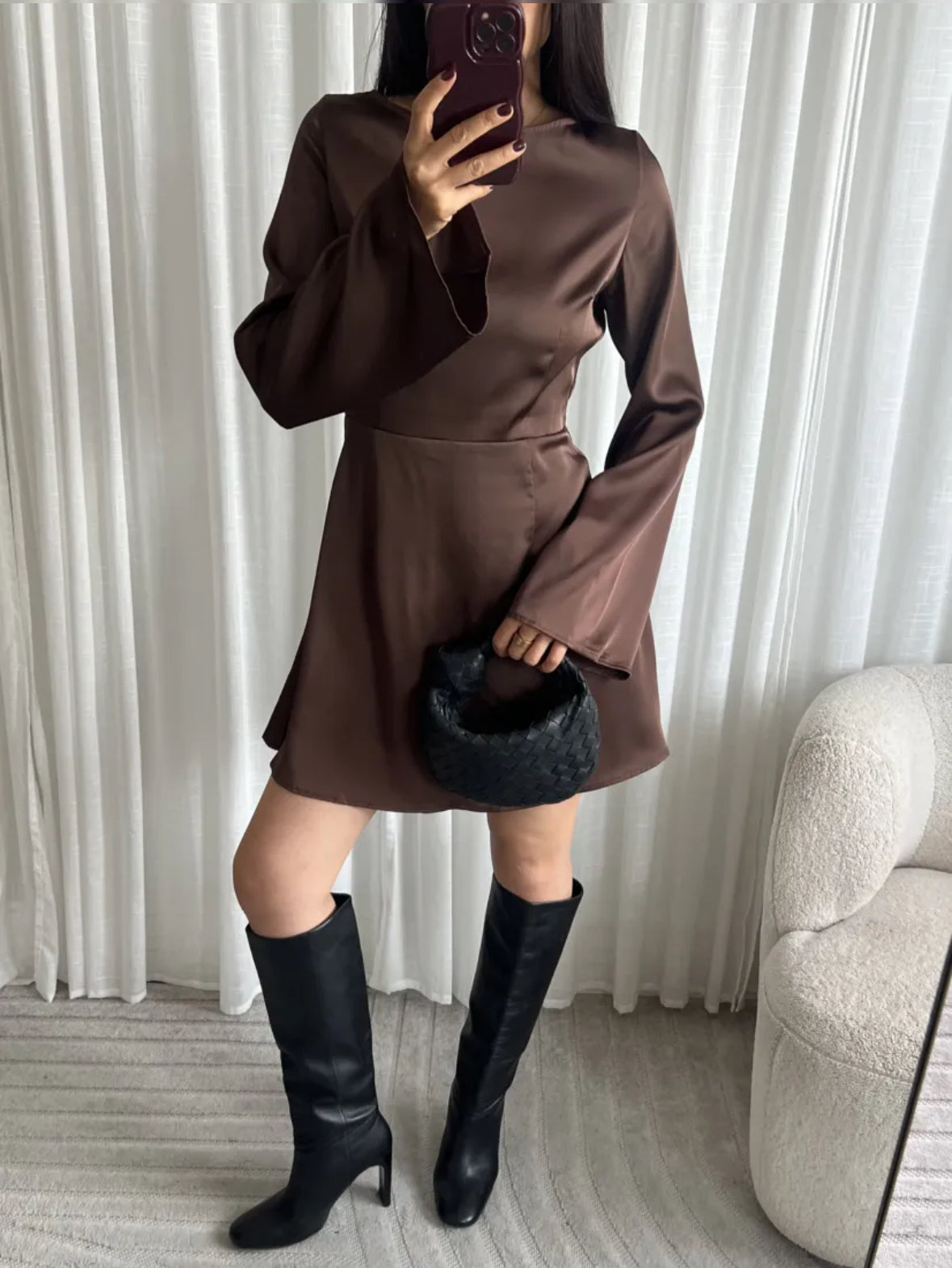 Satin kjole med åben ryg - brun