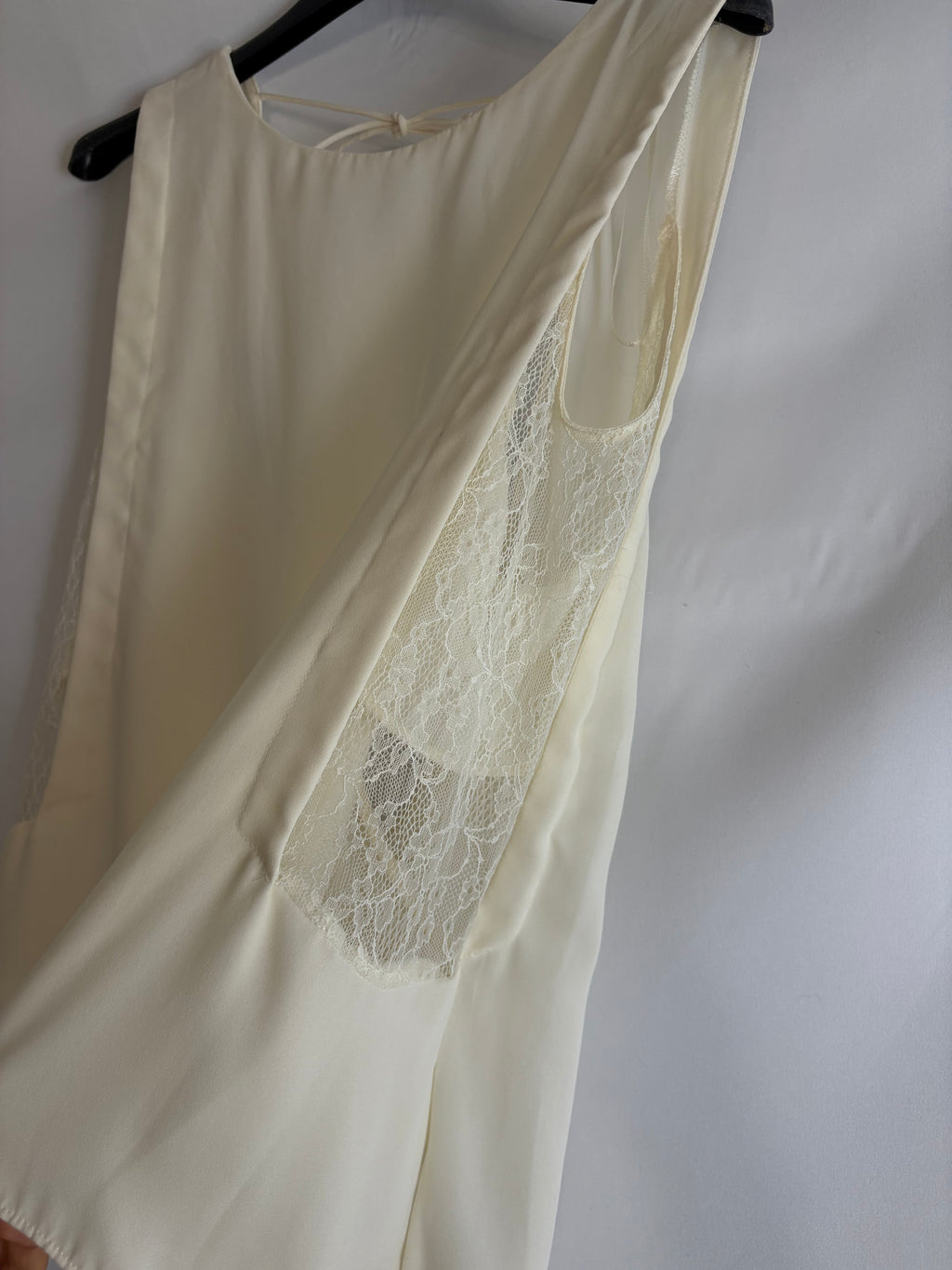 Hvid top med blonde detaljer