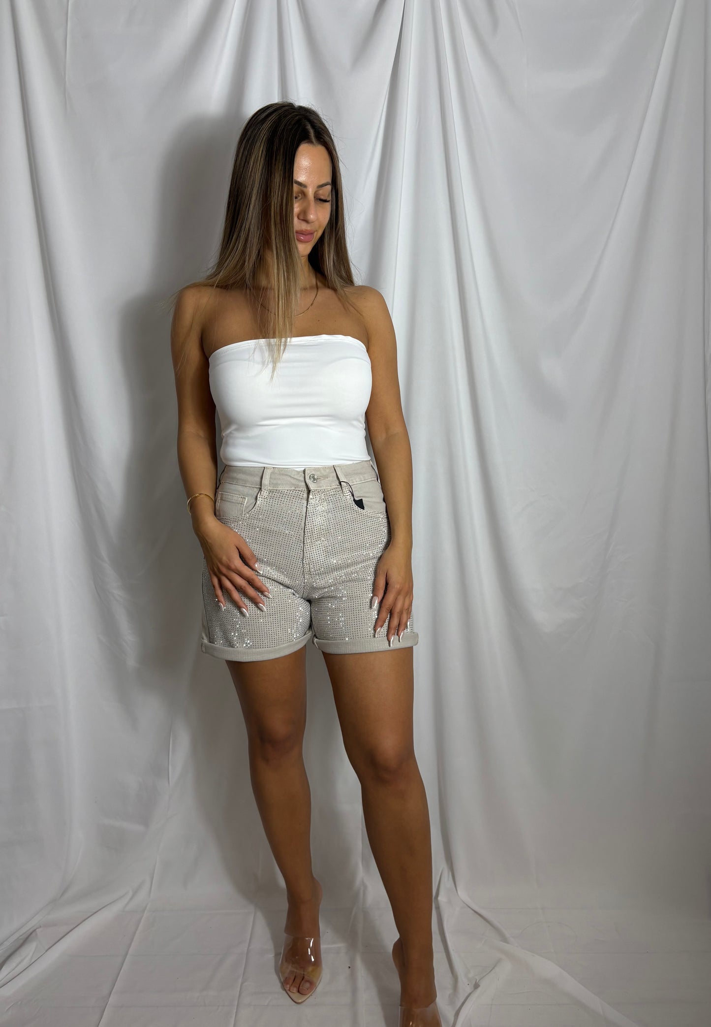 Shorts der glimtrer med sten i beige 