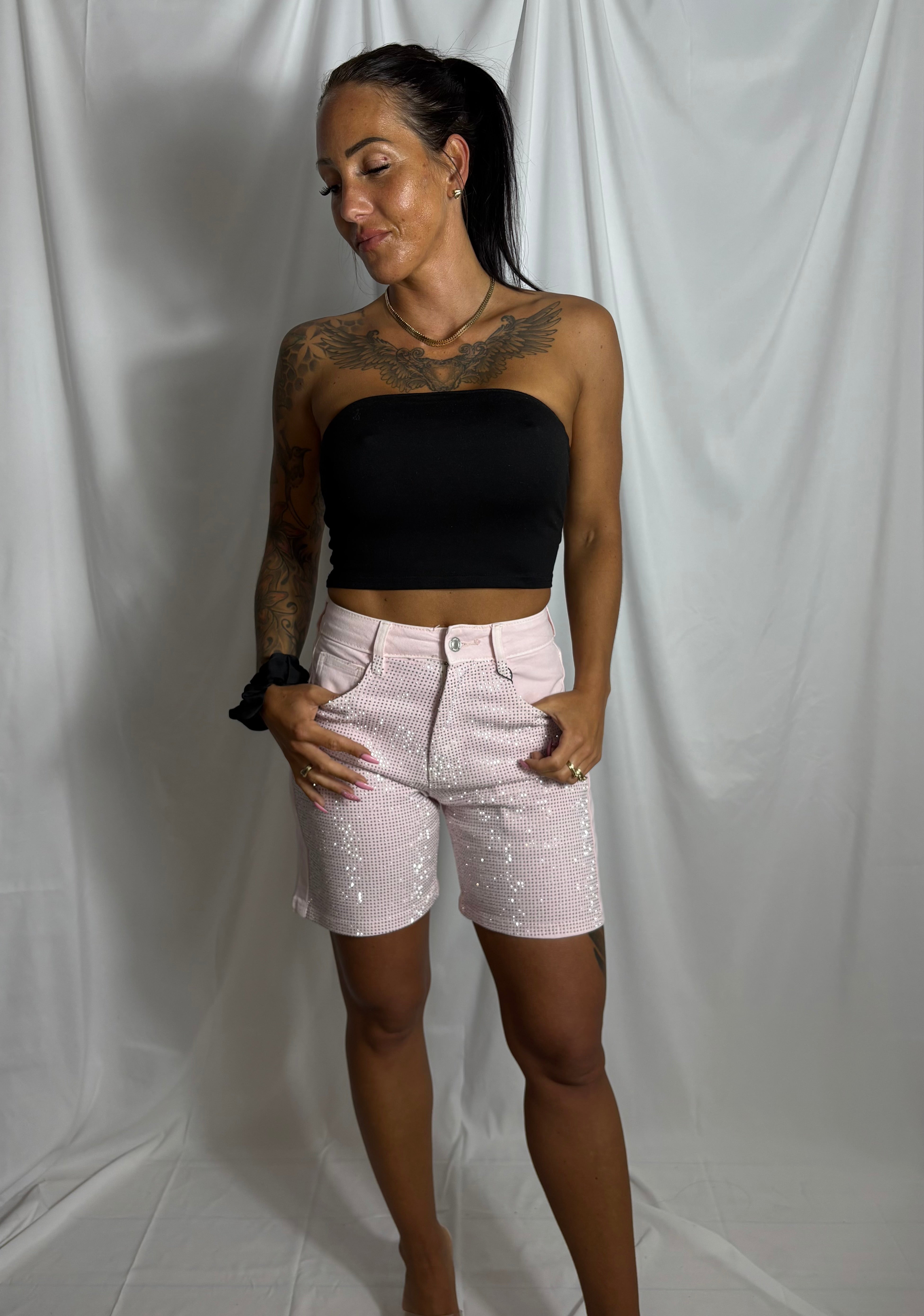 Denim shorts med sten der glimtrer i lyserød