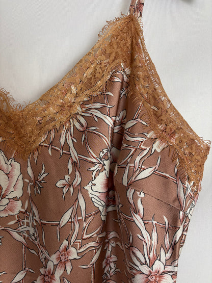 Top med blomster detaljer