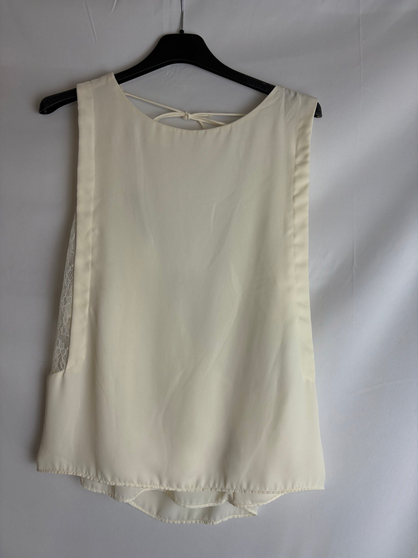 Hvid top med blonde detaljer