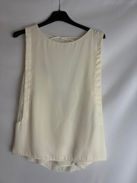Hvid top med blonde detaljer
