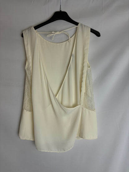 Hvid top med blonde detaljer