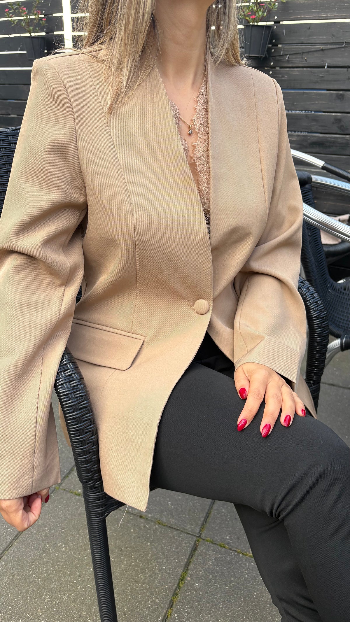 Inez blazer med blonder - taupe