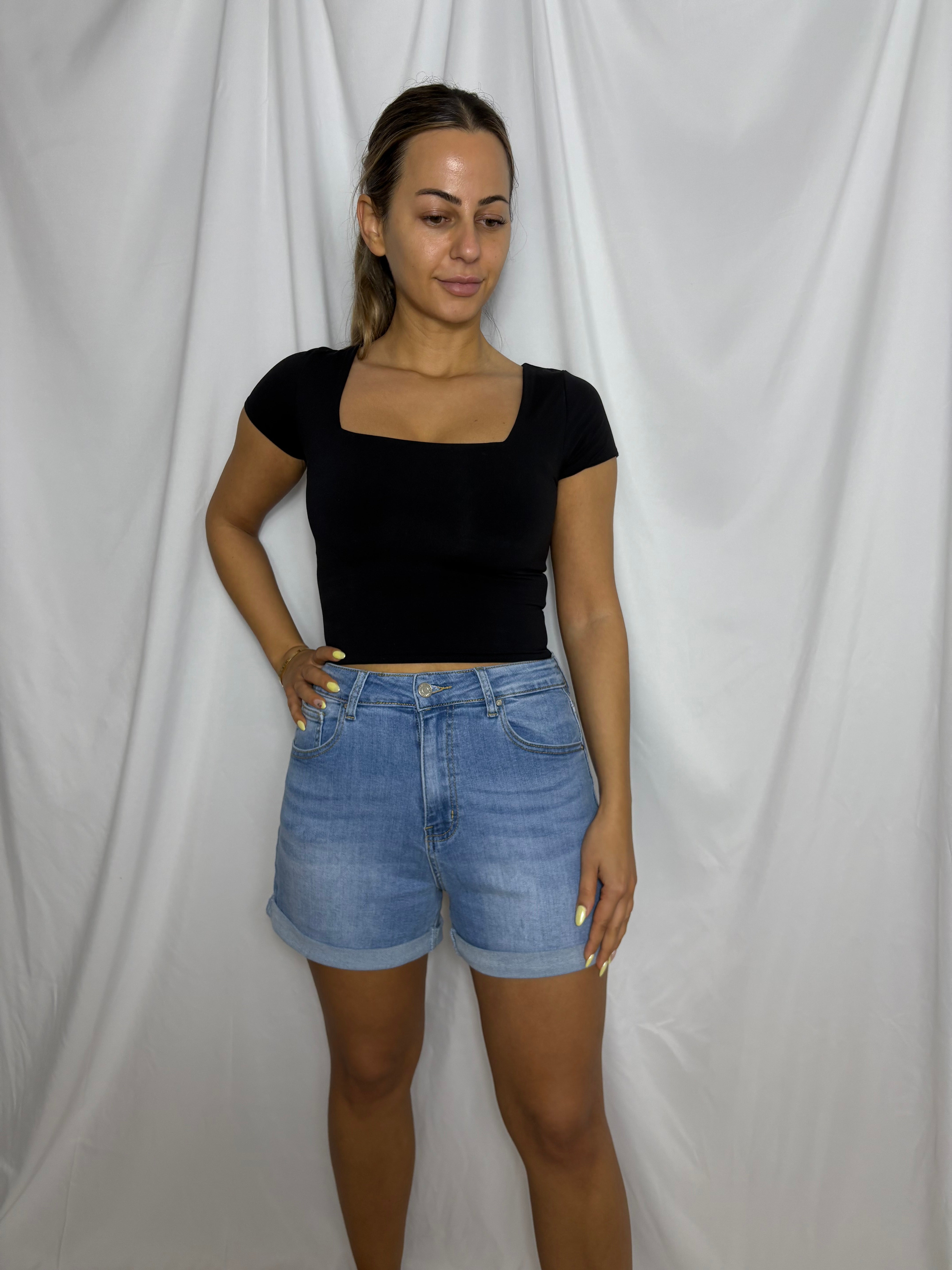 Tætsiddende crop t shirt perfekt til sommer 
