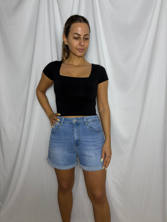 Tætsiddende crop t shirt perfekt til sommer 