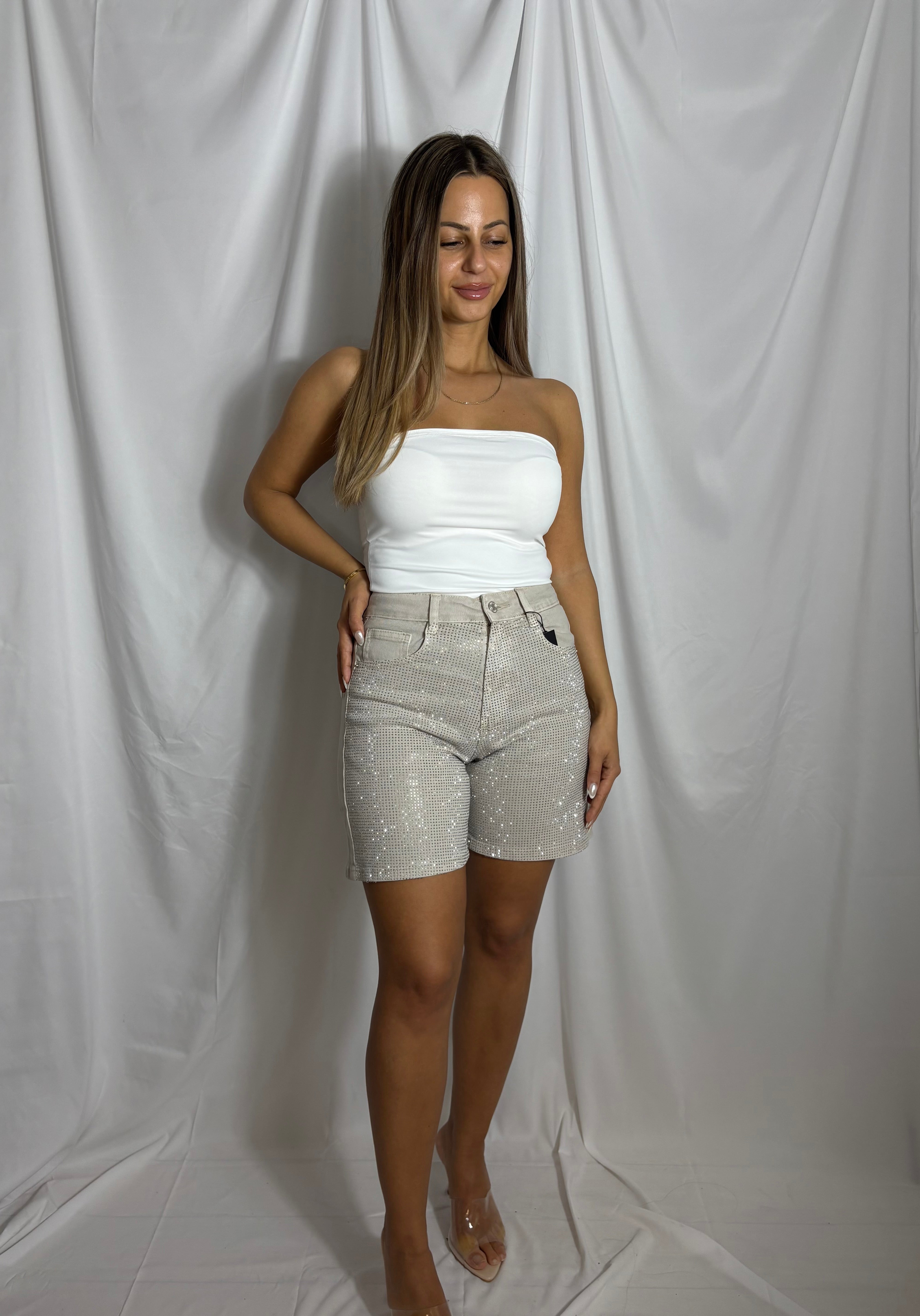 Shorts der glimtrer med sten i beige 