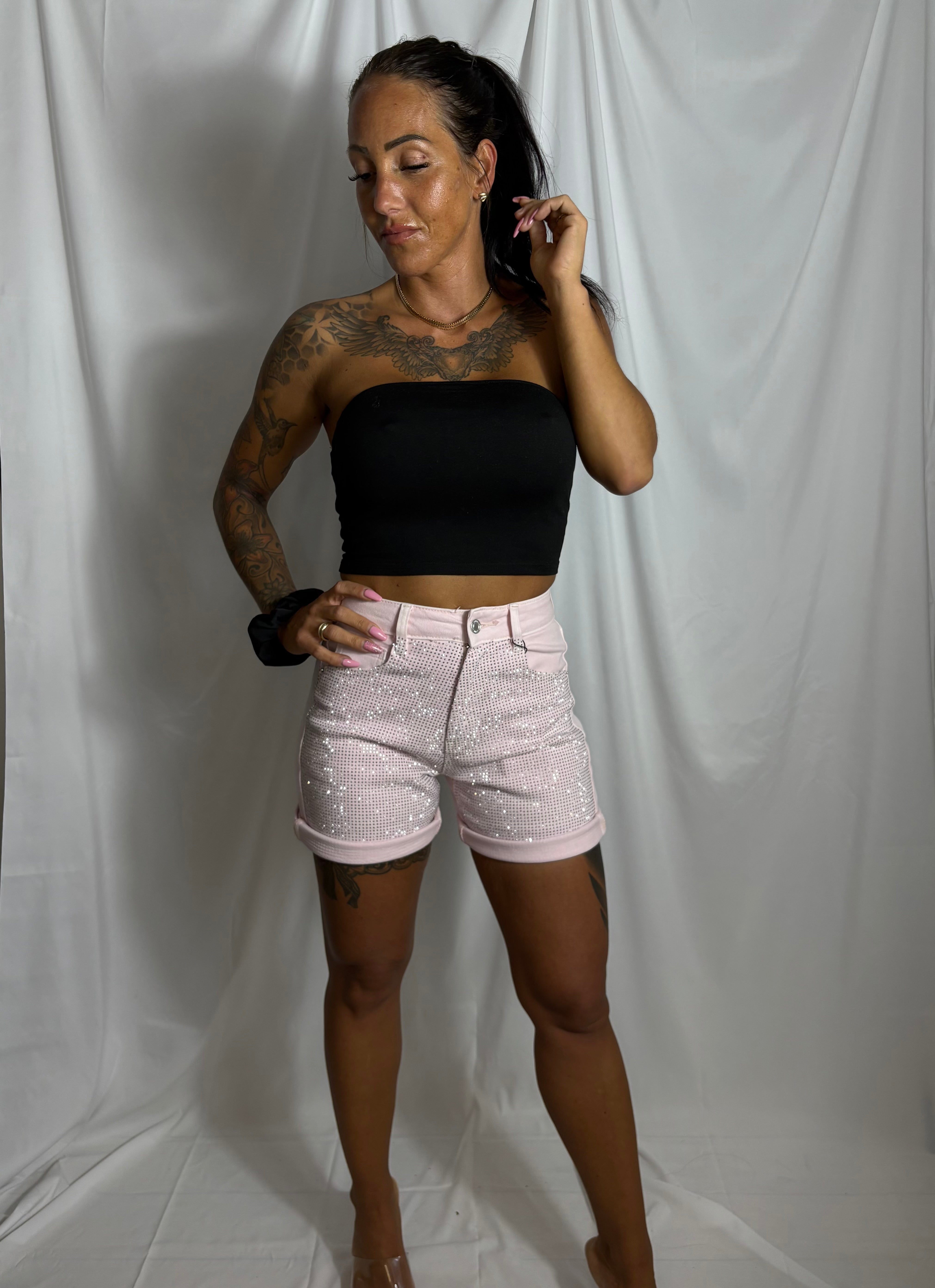 Denim shorts med sten der glimtrer i lyserød