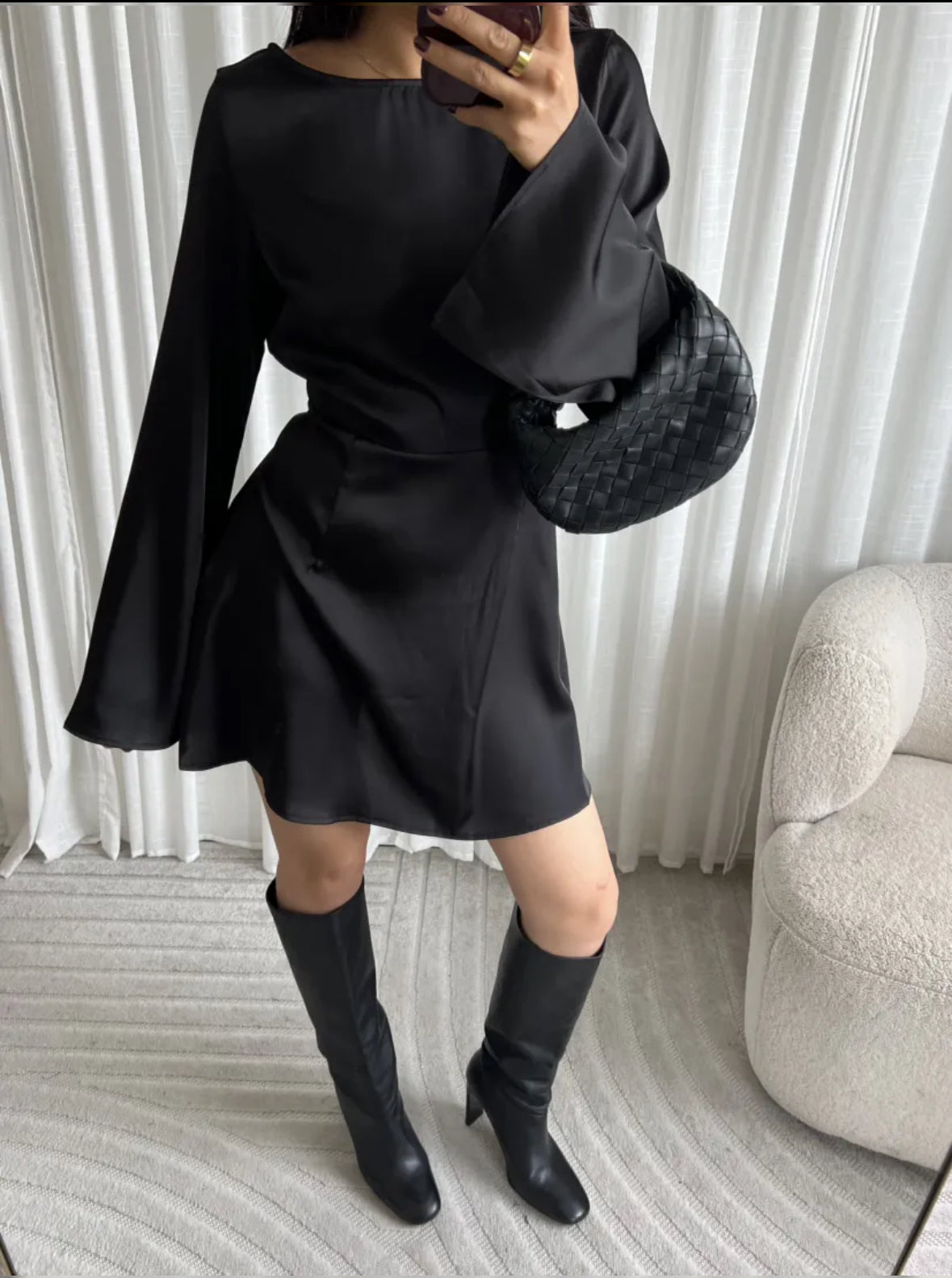 Satin kjole med åben ryg - sort