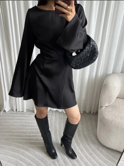 Satin kjole med åben ryg - sort