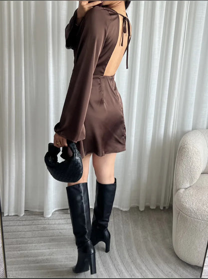 Satin kjole med åben ryg - brun