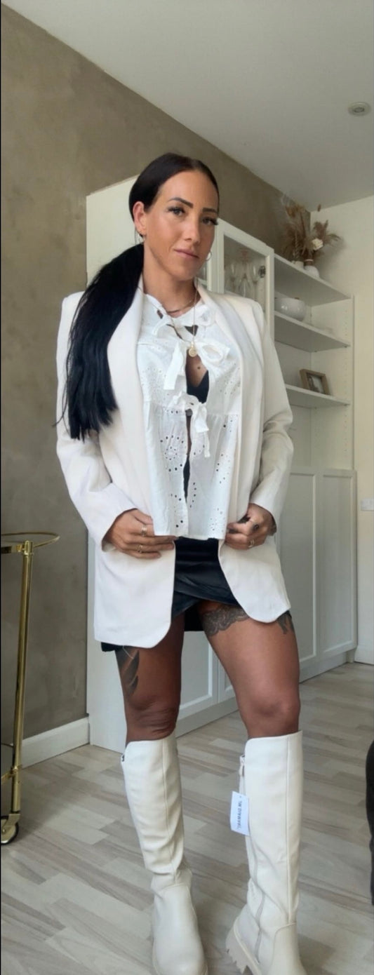Blazer + top med sløfjer + nederdel
