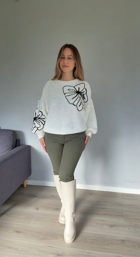 Sweater med blomsterdetalje + bukser med stendetaljer