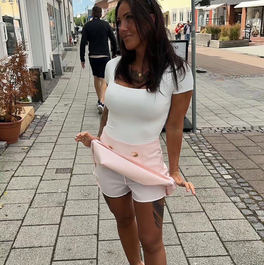 Nederdel med guld knapper - Lyserød